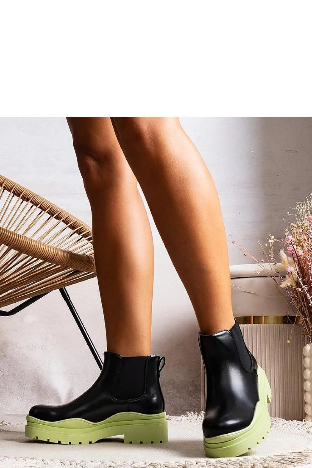 bottines femme cuir noir cheville chelsea empiècements élastiques languette arrière semelle crantée verte plateforme épaisse talon bloc antidérapante contemporain