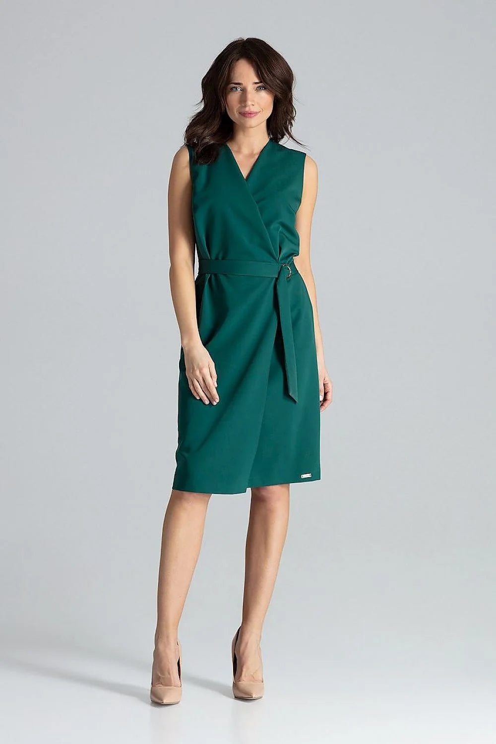 robe jour élégante sans manches ceinture boucle métallique dorée vert émeraude tissu polyester viscose coupe ajustée longueur midi col croisé