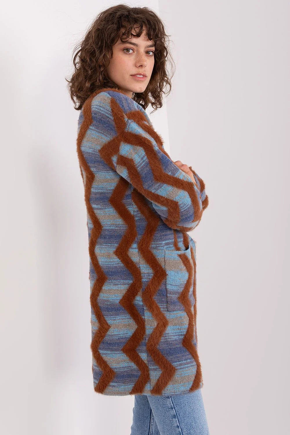 cardigan femme long maille douce pelucheuse mohair chevrons zigzag cognac bleu oversize midi cuisses manches longues poches plaquées