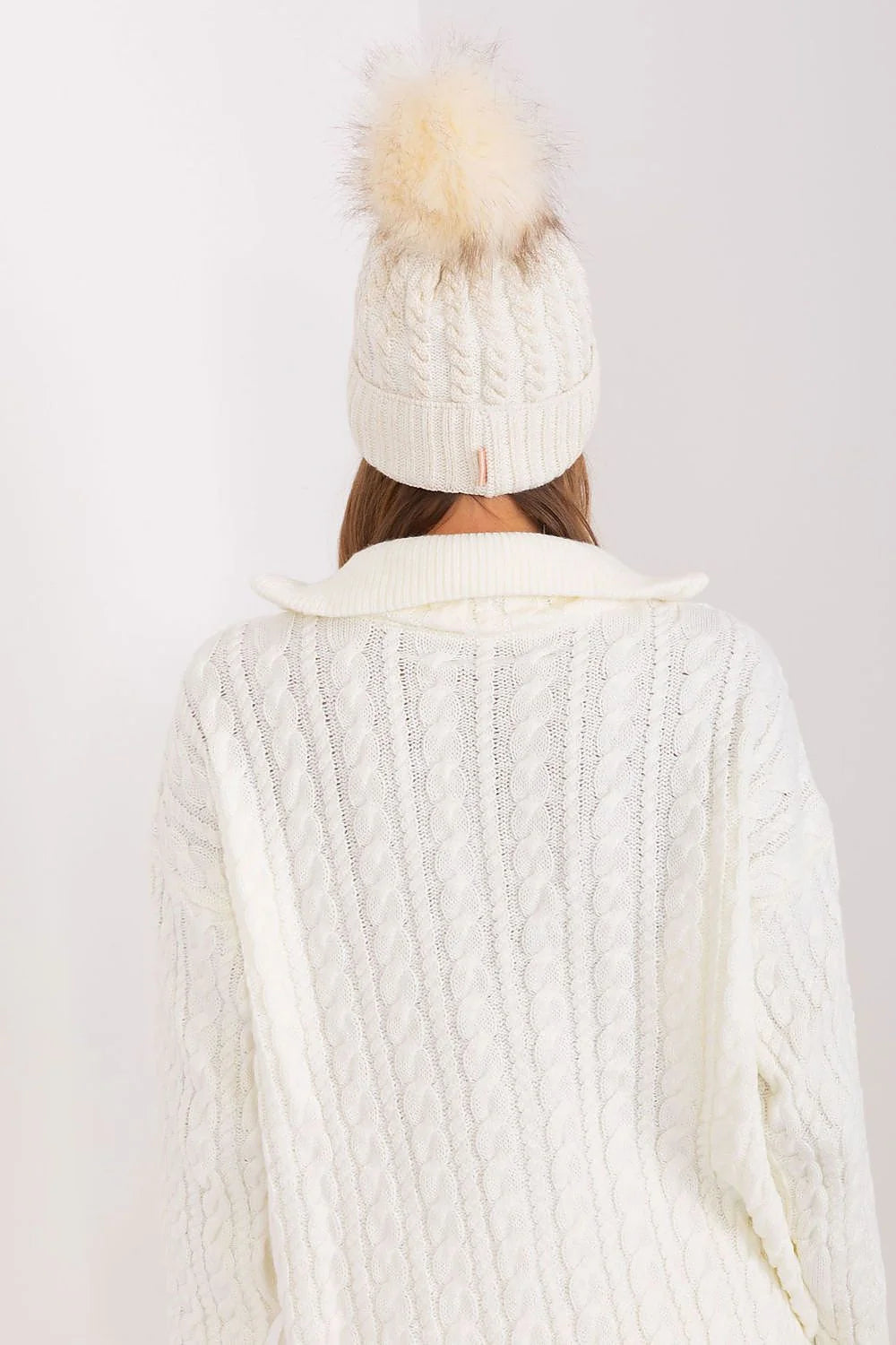 Bonnet et pull tricoté en laine acrylique, style classique, pompon en fausse fourrure, couleur blanche cassée, ensemble hiver chic pour femme