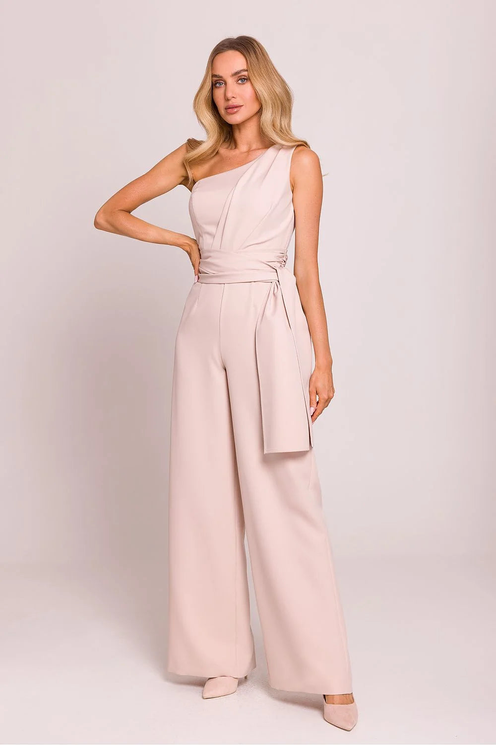 Combinaison élégante asymétrique pour femme en rose pâle tissu léger motifs épaules ceinture large finitions soignées confortables occasions formelles soirée
