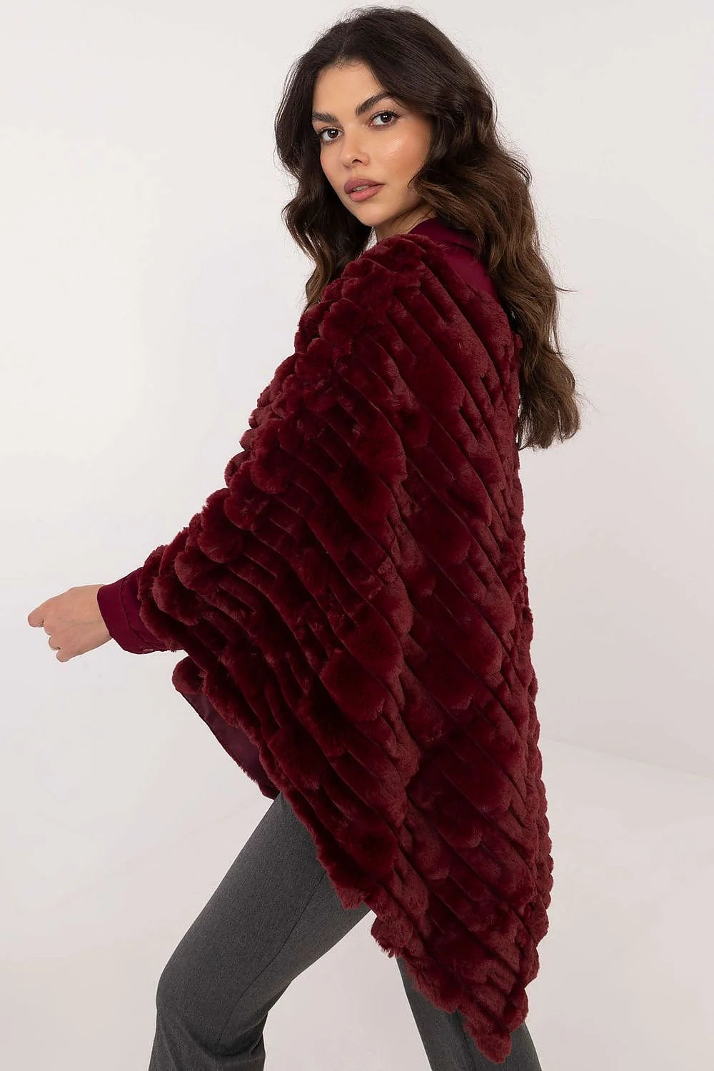 Poncho femme élégant ample fourrure synthétique motif diagonale bordeaux profond coupe drapée moderne style chic décontracté