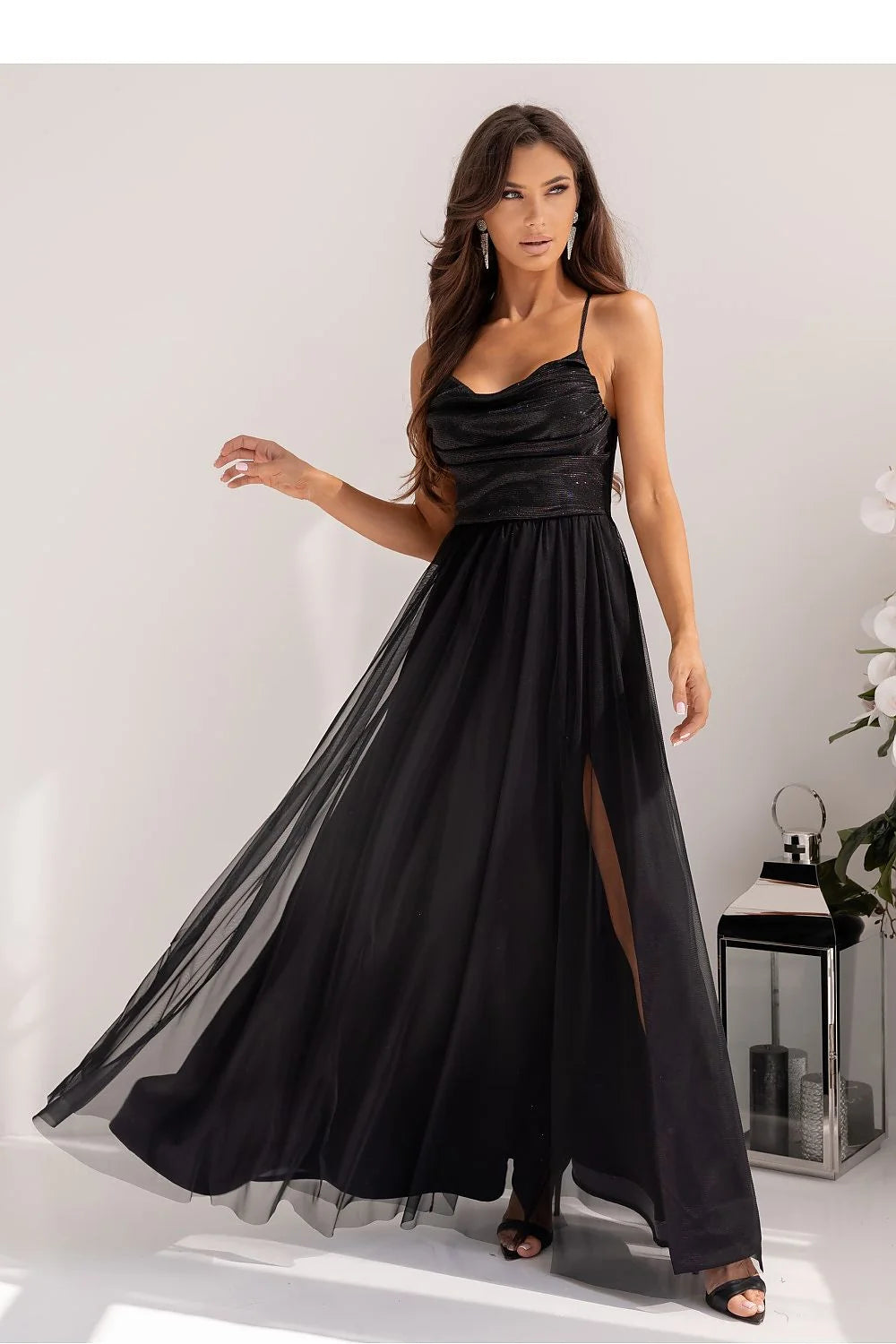 Robe de soirée élégante longue encolure drapée noire bretelles fines fente haute train long femme