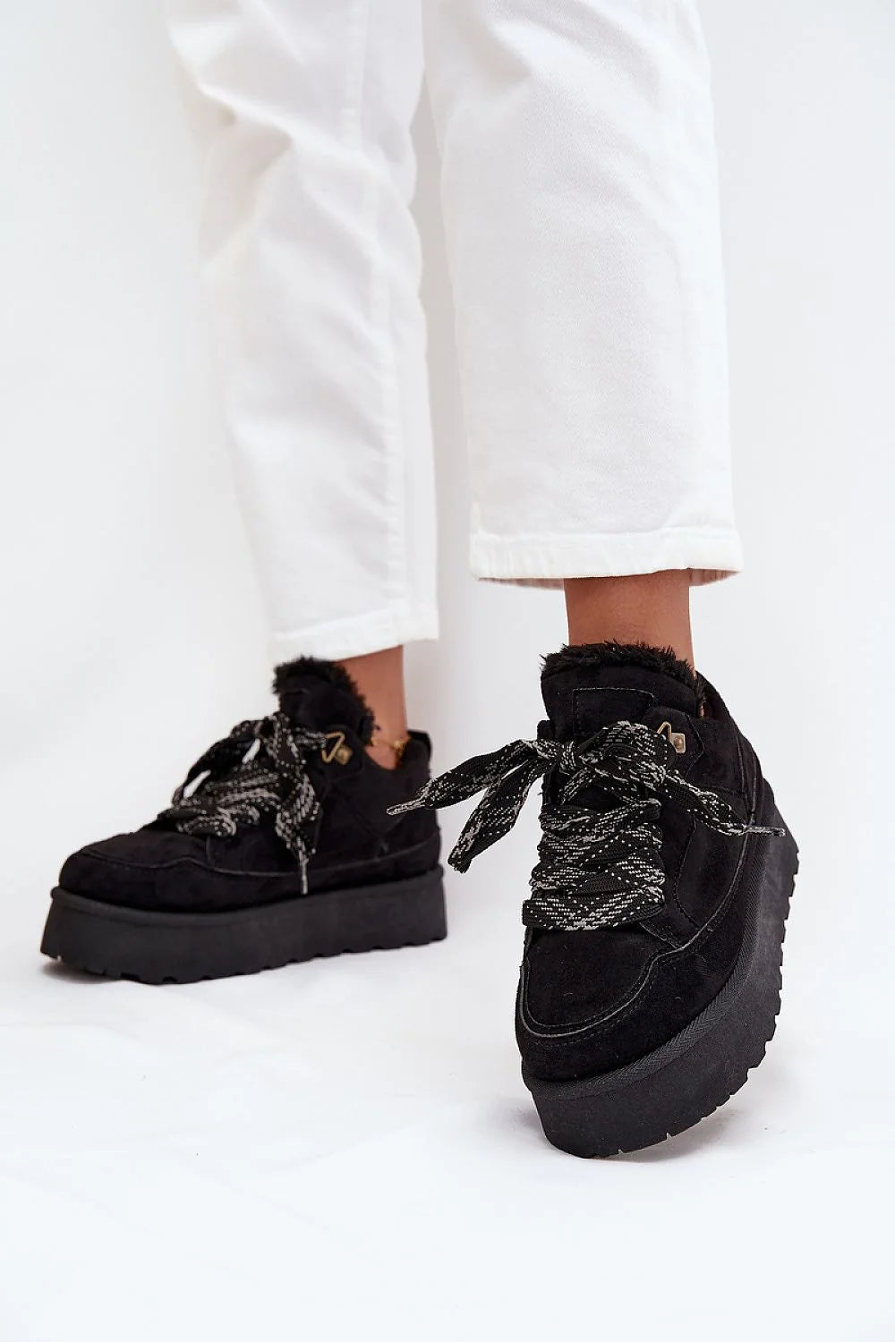 bottines neige femmes sportives suédine écologique doublure fourrure col pelucheux lacets tressés œillets dorés plateforme crantée chunky isolantes urbaines confortables