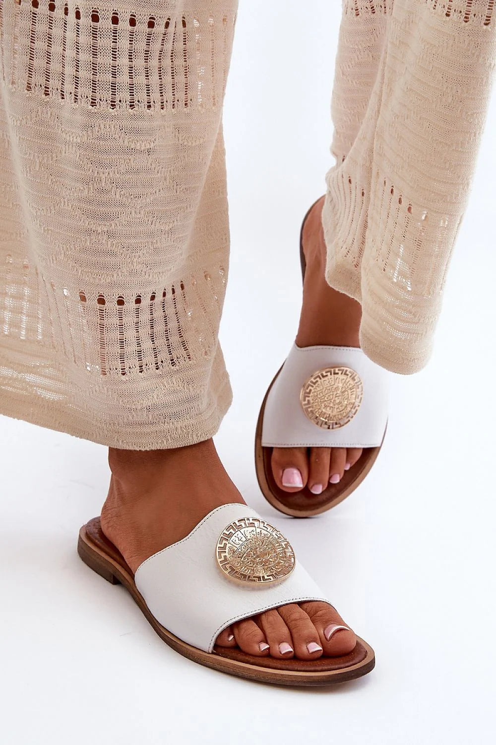 Sandales femmes cuir naturel style élégant bride large ornement doré talon plat confort été