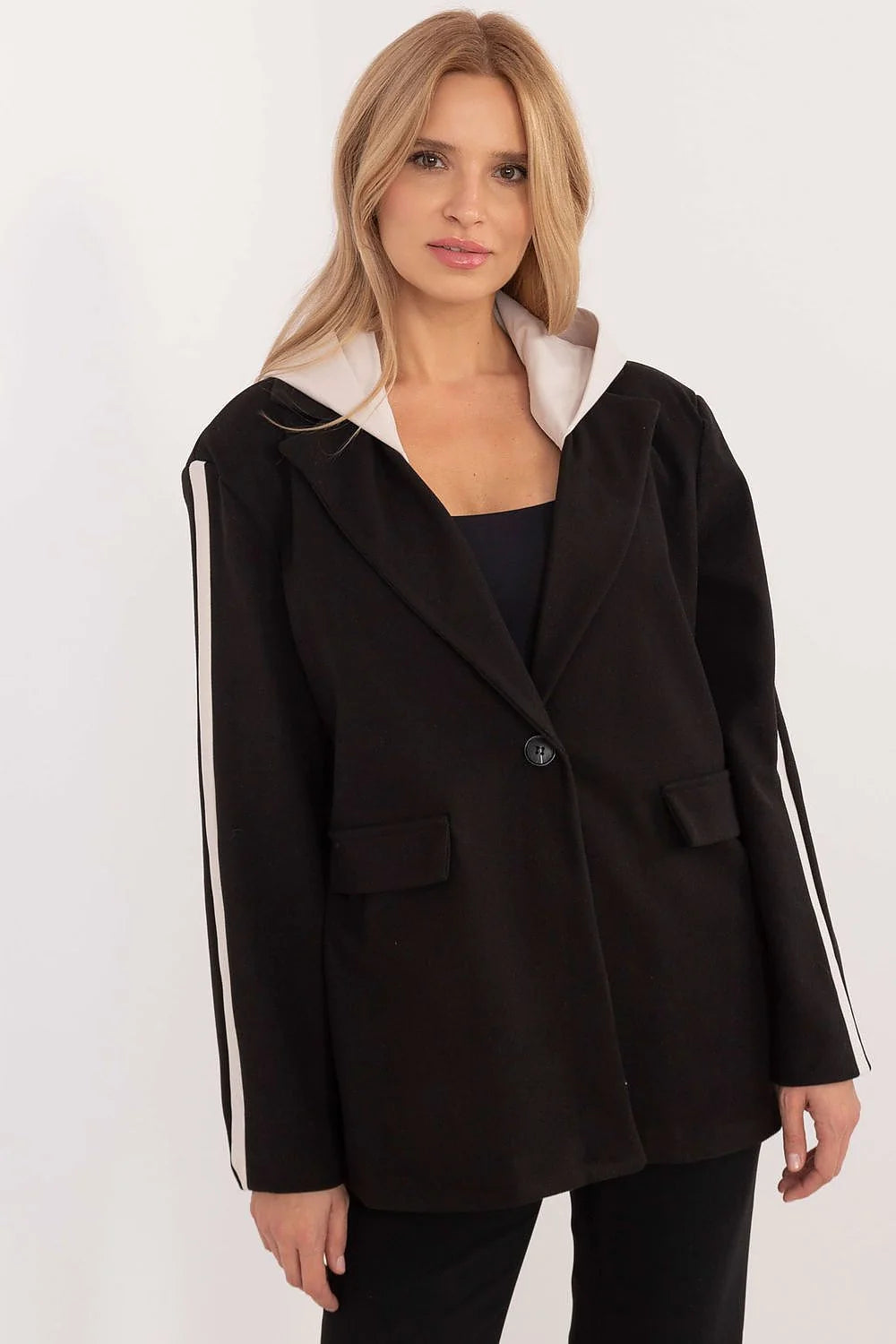 Veste élégante pour femmes noire avec capuche intérieure blanche manches longues contrastantes poches à rabat coupe ample matière douce