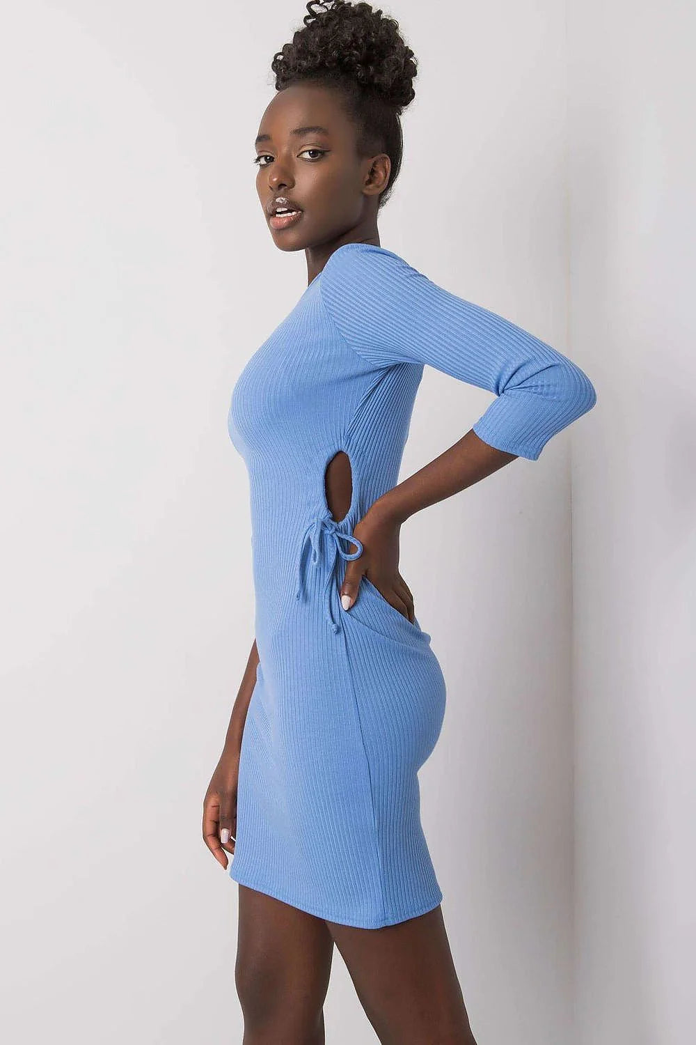 Robe de jour Lakerta ajustée en coton côtelé bleu pastel manches 3/4 encolure ronde taille ajustable femmes mode moderne