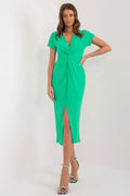 Robe de jour élégante couleur verte vif en tissu synthétique manches courtes décolleté V profond fente frontale noeud central longueur midi femme