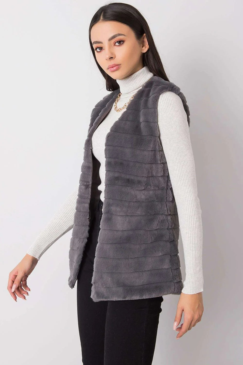 Gilet sans manches fausse fourrure gris élégant décontracté hiver femme moderne tendance mode féminine