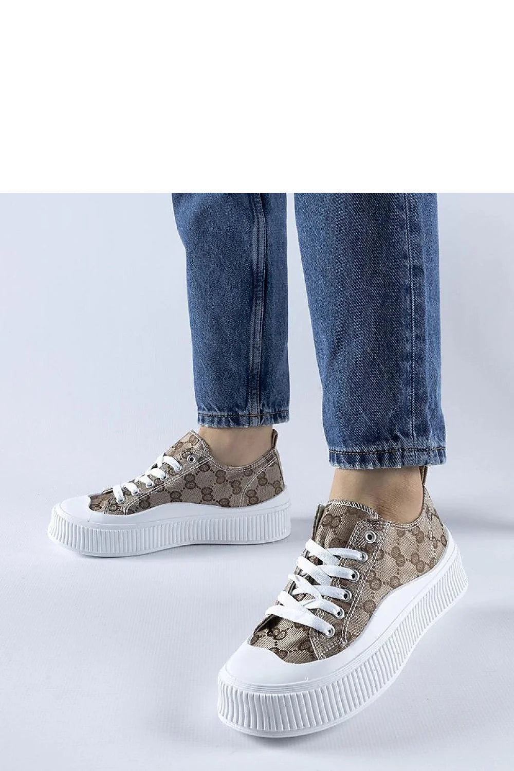 Baskets design moderne élégant plateforme épaisse toile beige motifs marron lacets blancs caoutchouc confortable femme