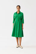 Robe de jour élégante pour femme tissu résistant couleur verte col chemise manches 3/4 fermeture boutons dorés taille ajustable silhouette flatteuse