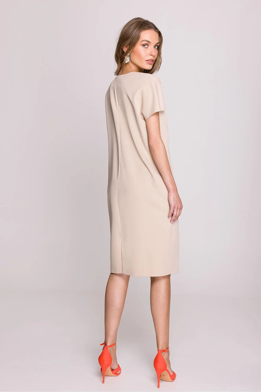 Robe de jour Stylove style minimaliste couleur beige manches courtes col V coupe droite sans motifs pour femme