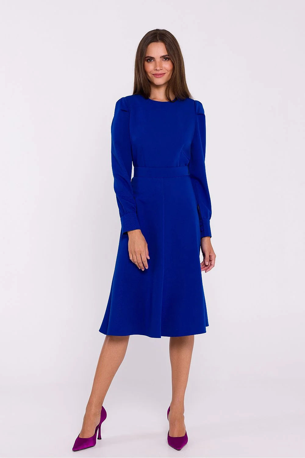 Robe de jour élégante longue manches longues dos couvert bleu intense taille marquée femme