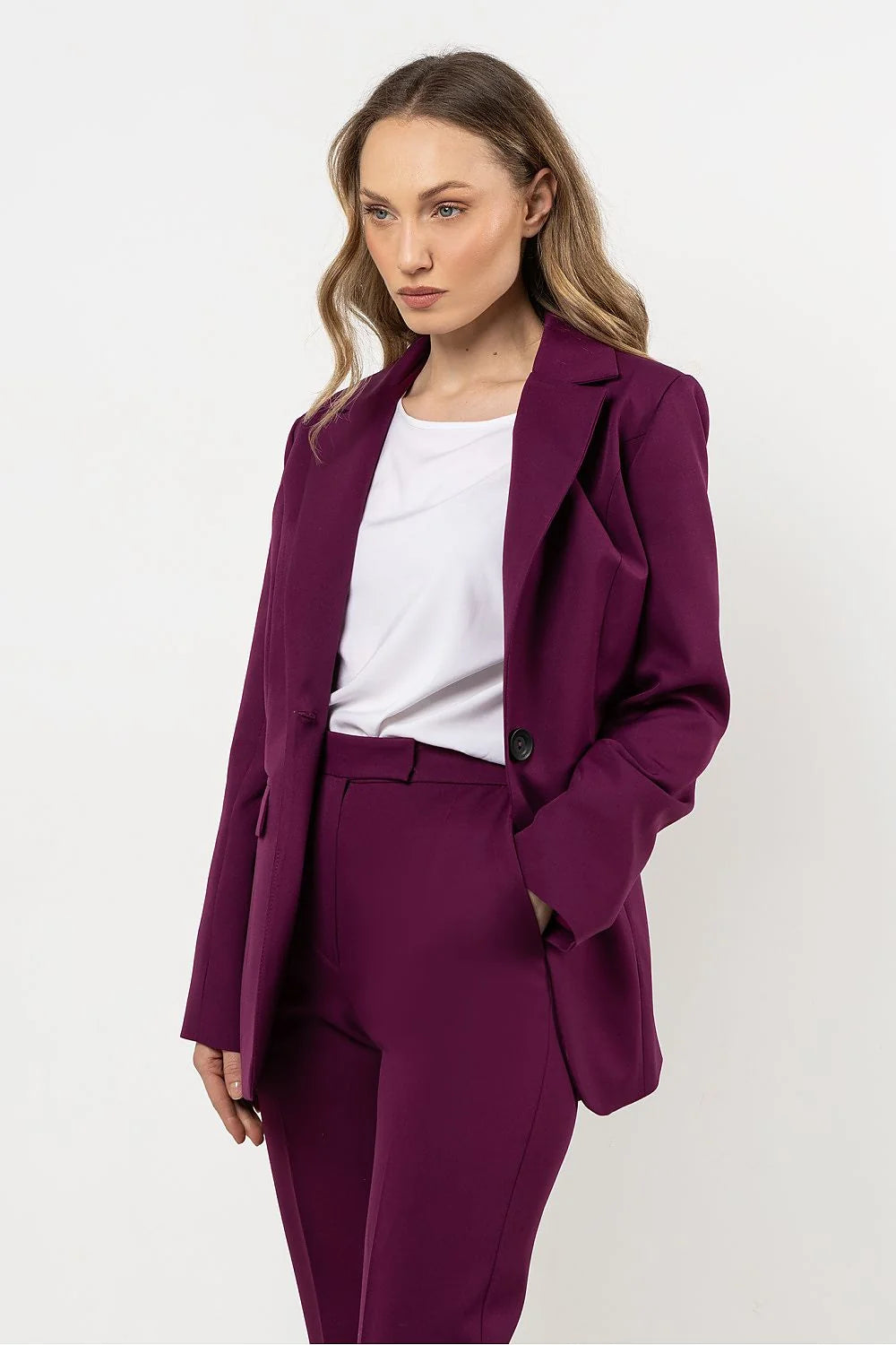 Tailleur féminin moderne veste ajustée pantalon droite couleur prune matériau polyester texture lisse coupe élégante occasion professionnelle