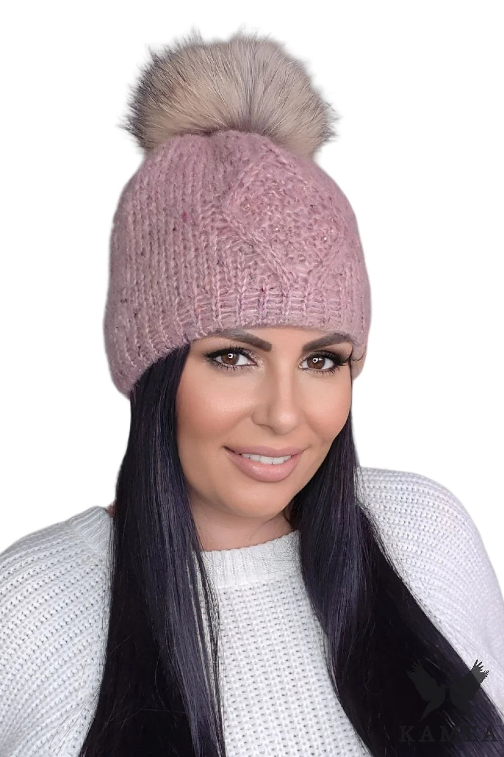 Bonnet tricoté pour femme en mohair rose clair avec motif torsade et pompon en fourrure fausse