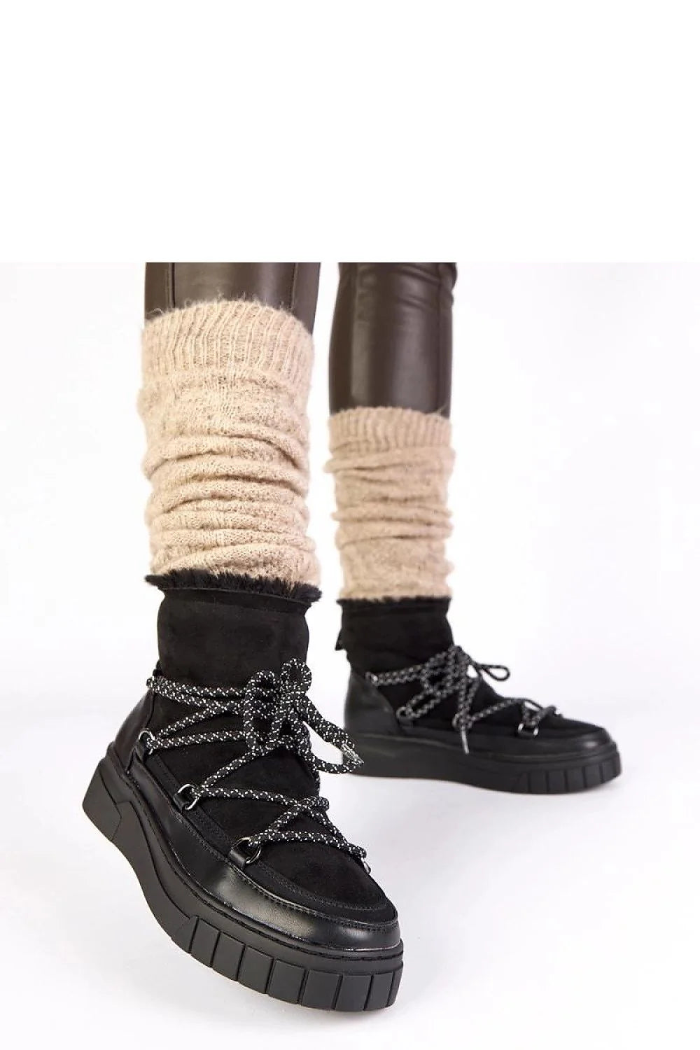 bottes neige femme noires lacées doublées fourrure fausse suède empiècements cuir plateforme semelle crantée caoutchouc rembourré œillets tressés