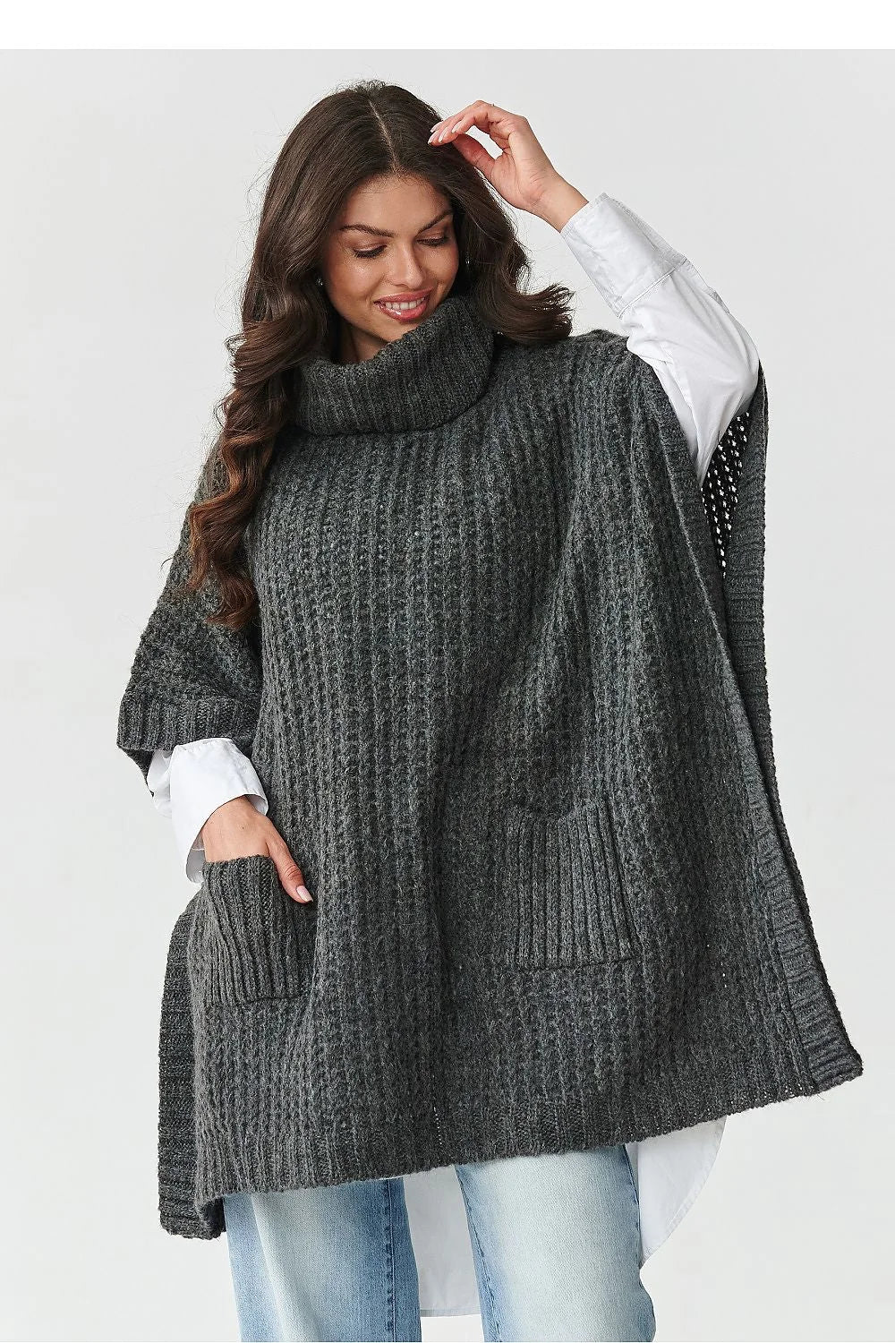 poncho pull femme oversize col roulé haut ample manches coudes poches plaquées grosse maille gaufrée bord côtes doux chaud élégant