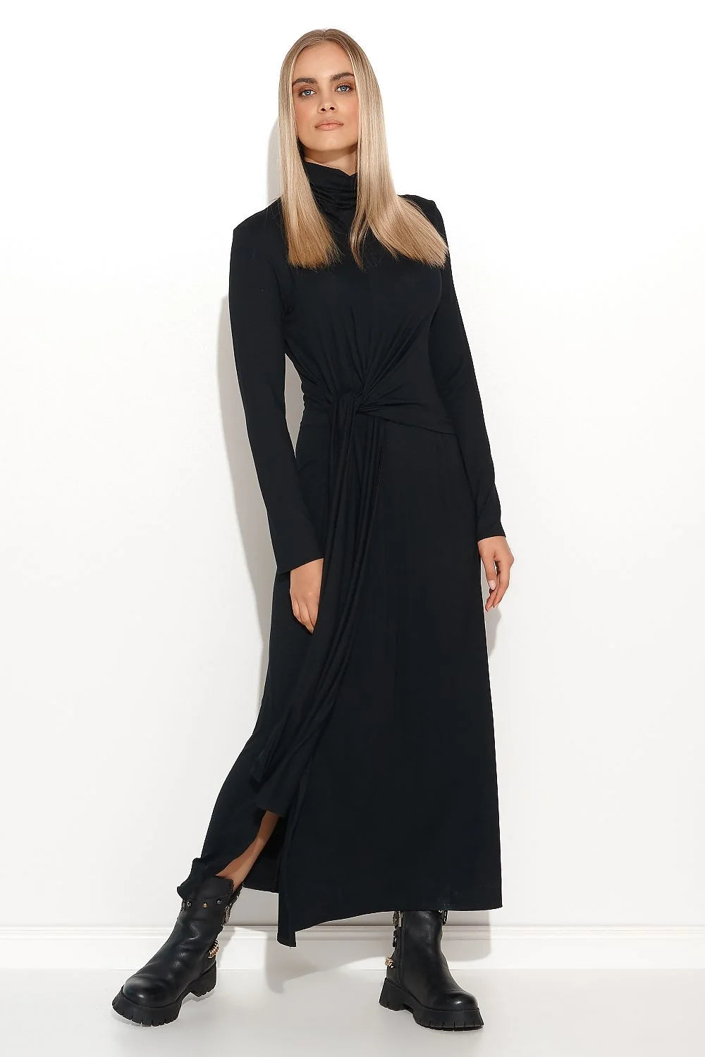 Robe élégante verte Makadamia en tissu fluide col roulé manches longues pour occasions modernes