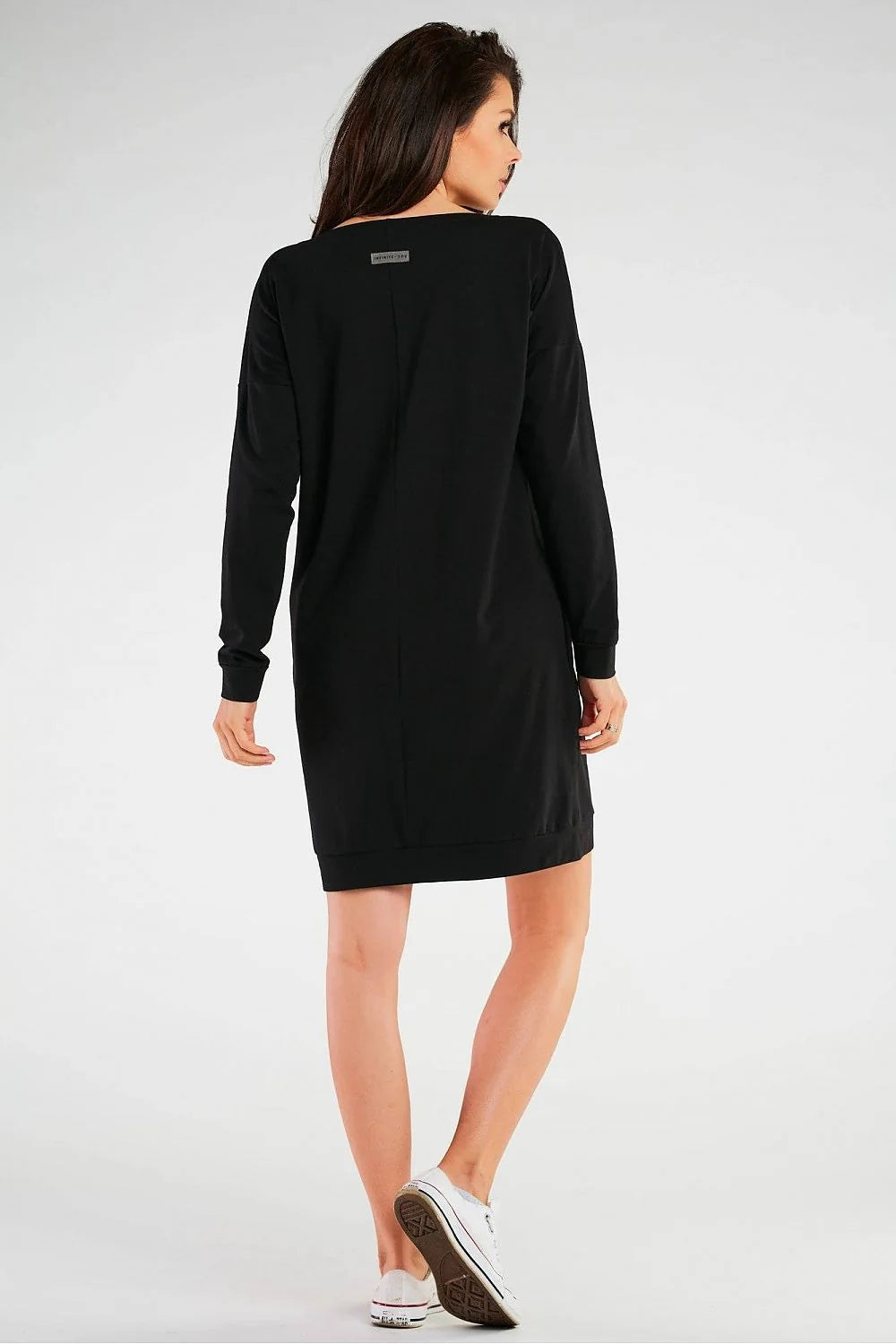 Robe de jour féminine moderne design épuré manches longues coupe droite tissu doux noire polyvalente femme