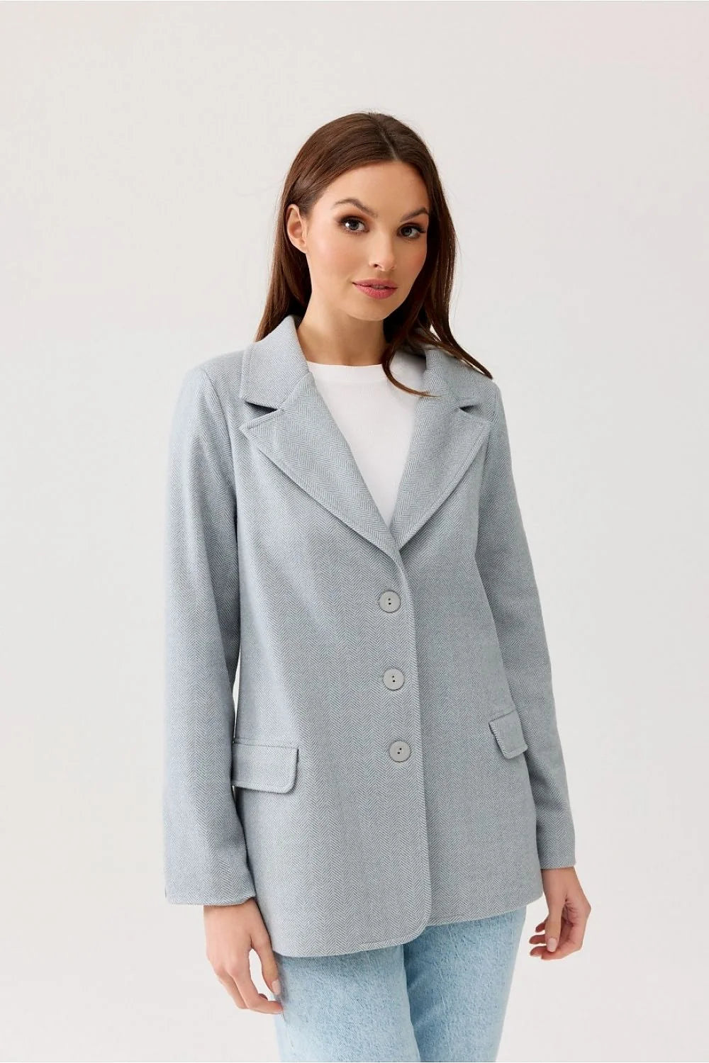 Blazer femme chic et casual coupe droite tissu chevrons gris clair fermeture deux boutons poches rabat col revers épaulettes discrètes matériau mélange synthétique naturel