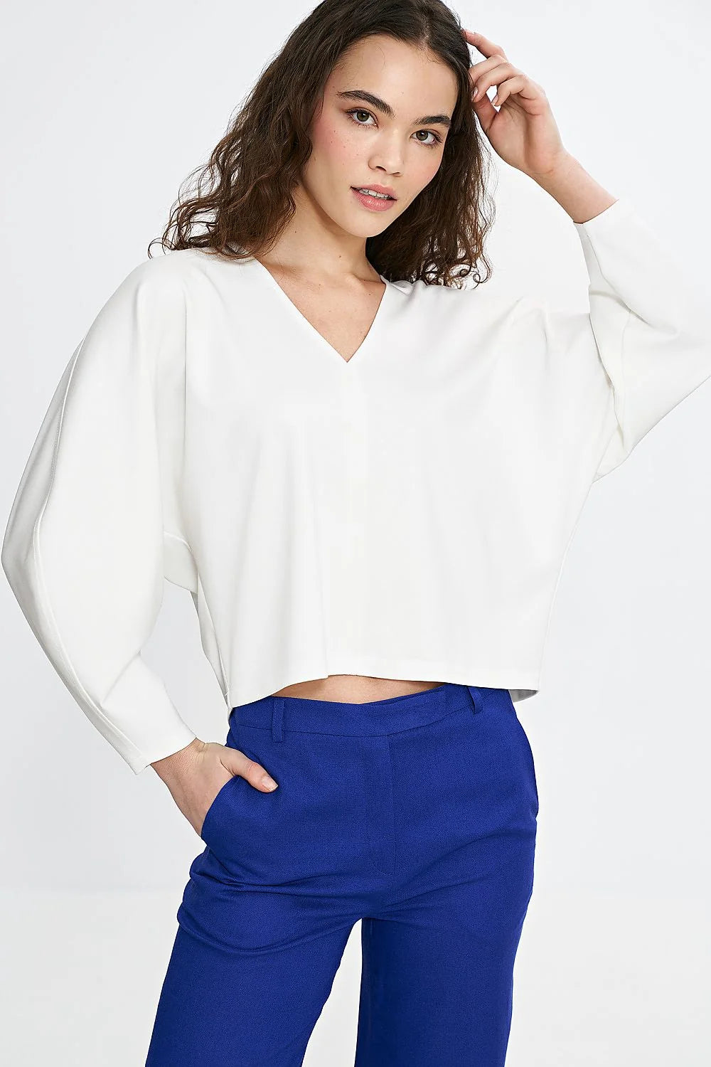 chemisier blanc oversize encolure V manches longues chauvesouris coupe boxy courte tissu fluide tombé structuré minimaliste élégant polyvalent