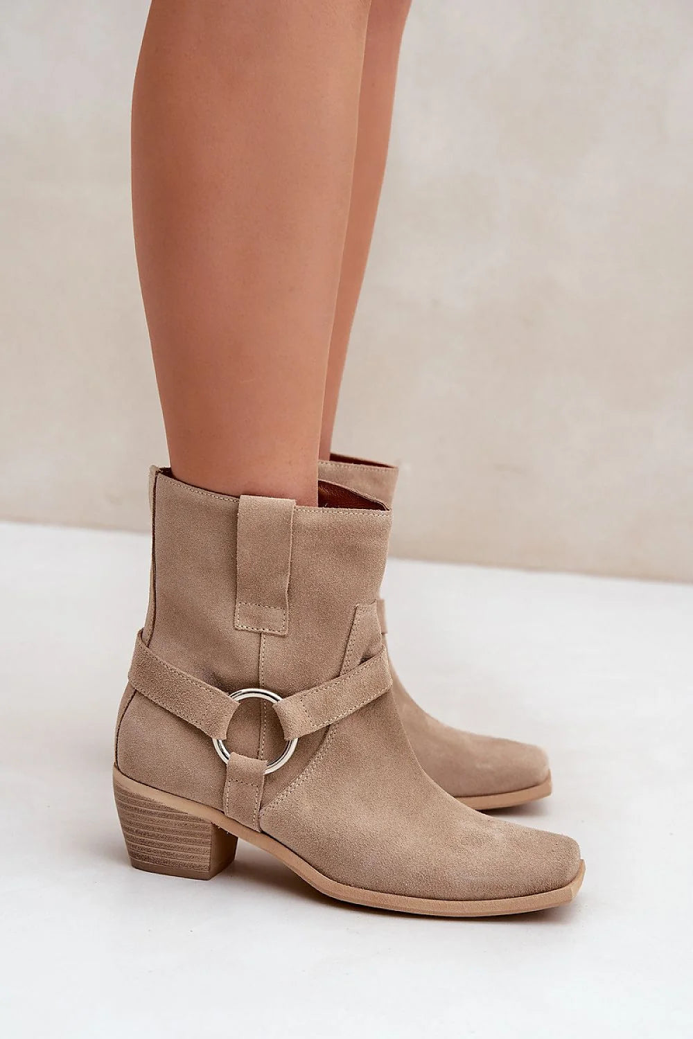 Bottes en daim synthétique talons carrés style décontracté pour femmes, couleur beige, coupe mi-mollet, fermeture éclair latérale, détails métalliques, confort et élégance