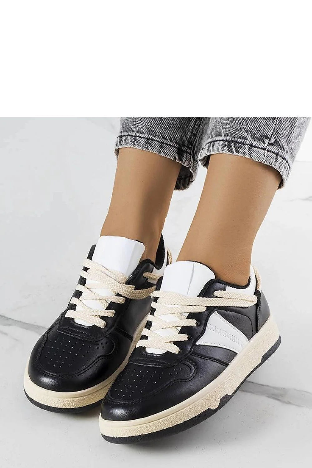 Chaussures de sport décontractées design moderne couleur noire avec accents blancs femmes conforturable lacets blanc cassé