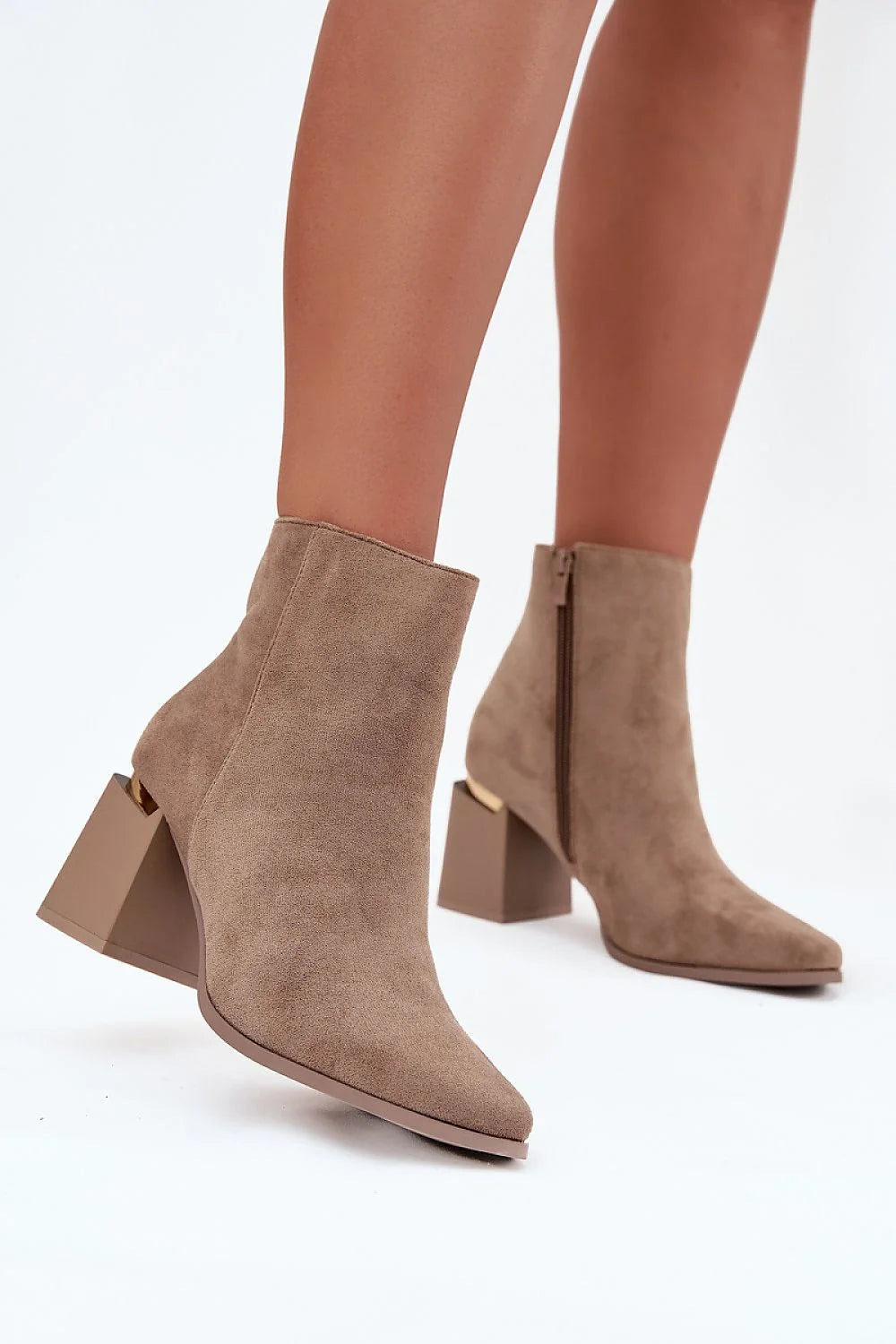 bottines femme cheville daim taupe bout pointu fermeture éclair latérale talon bloc géométrique mi haut insert métallique doré silhouette épurée