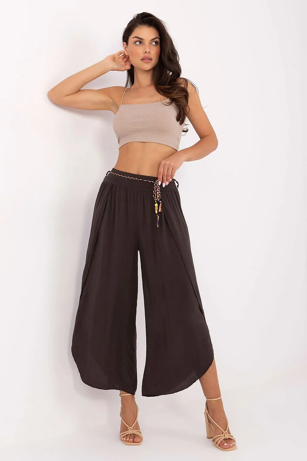 Pantalon femme Och Bella palazzo style design minimaliste large leggs coupe ample matériau léger et fluide couleur noir ou marron foncé cordon tressé multicolore perles taille élastiquée estivales décontractées