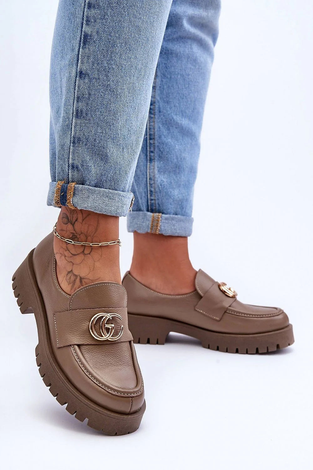 Mocassins femme taupe cuir naturel style urbain design moderne talon plat semelle épaisse doré métal ajustable confort
