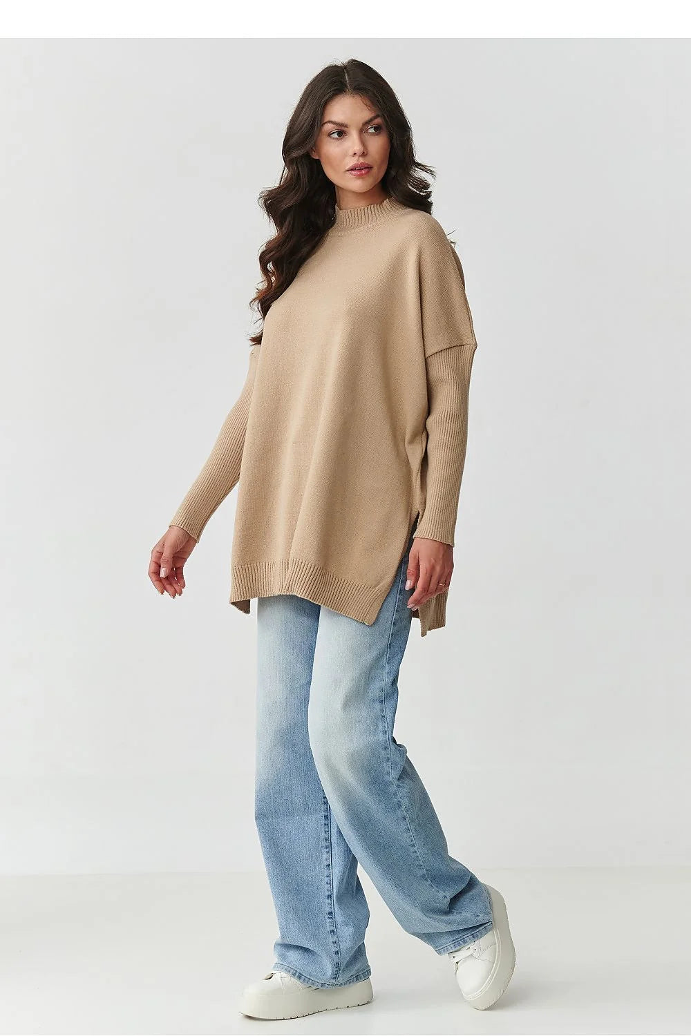 pull oversize femme long col roulé viscose majoritaire doux camel maille côtelée fentes latérales épaules tombantes manches longues ourlet fluide