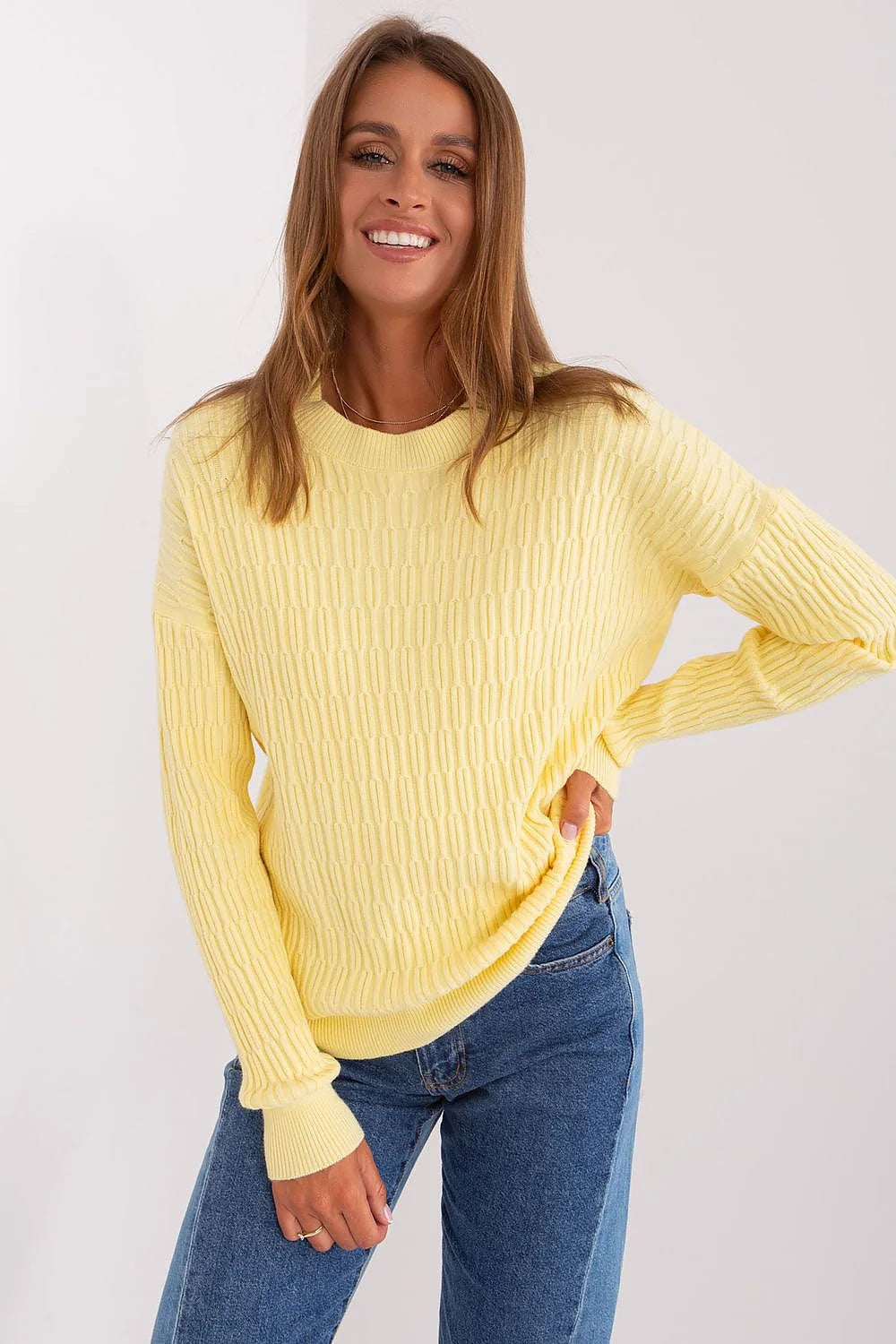 Pull femme jaune pastel maille tressée manches longues coupe ample encolure ronde côtelée matière douce