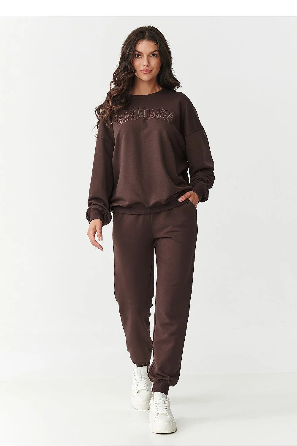 ensemble loungewear femme chocolat sweatshirt oversize col rond logo brodé Makadamia jogger taille élastiquée poches latérales molletonné doux bordcôtes poignets