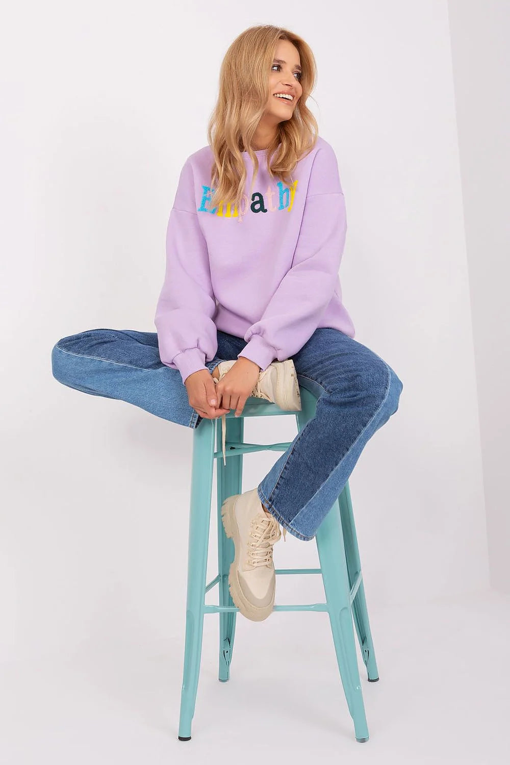 Sweatshirt pour femme Empathy motif brodé violet pastel coton polyester mixte casual quotidien coupe relaxée manches longues col rond poignets élastiques design moderne mode éthique