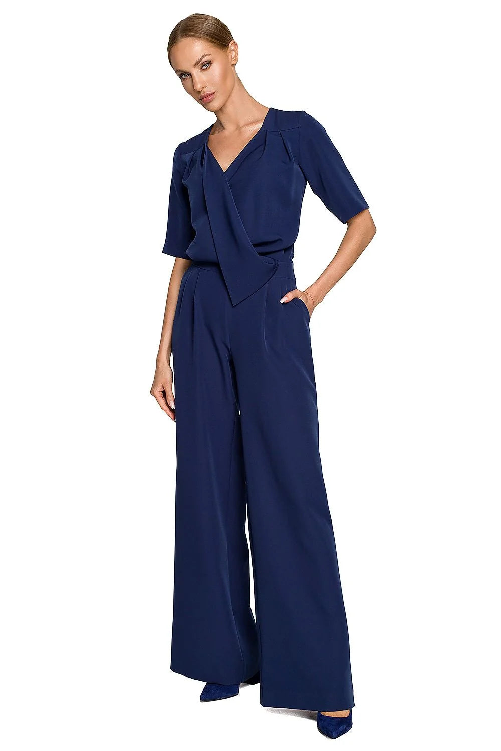 Combinaison moderne vert vif crêpe fluide manches courtes décolleté V lanière décorative pantalon palazzo plis poches latérales style
