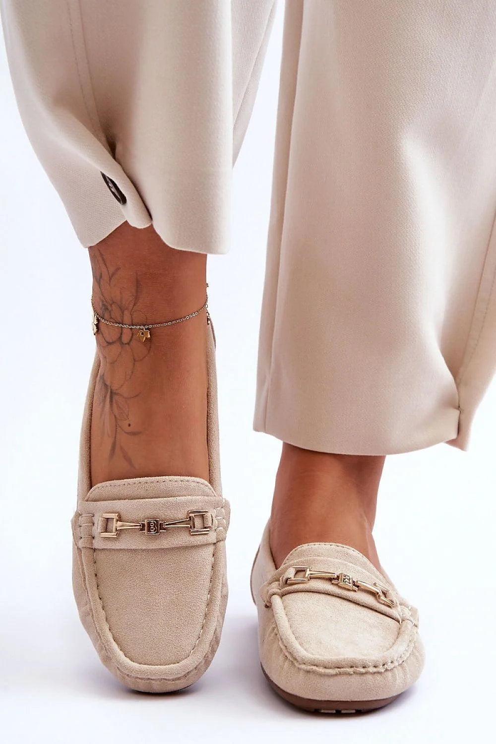 Mocassins femmes design élégant classique tige daim beige finitions métalliques dorées motif géométrique taille ajustable confortable occasion quotidienne formelle