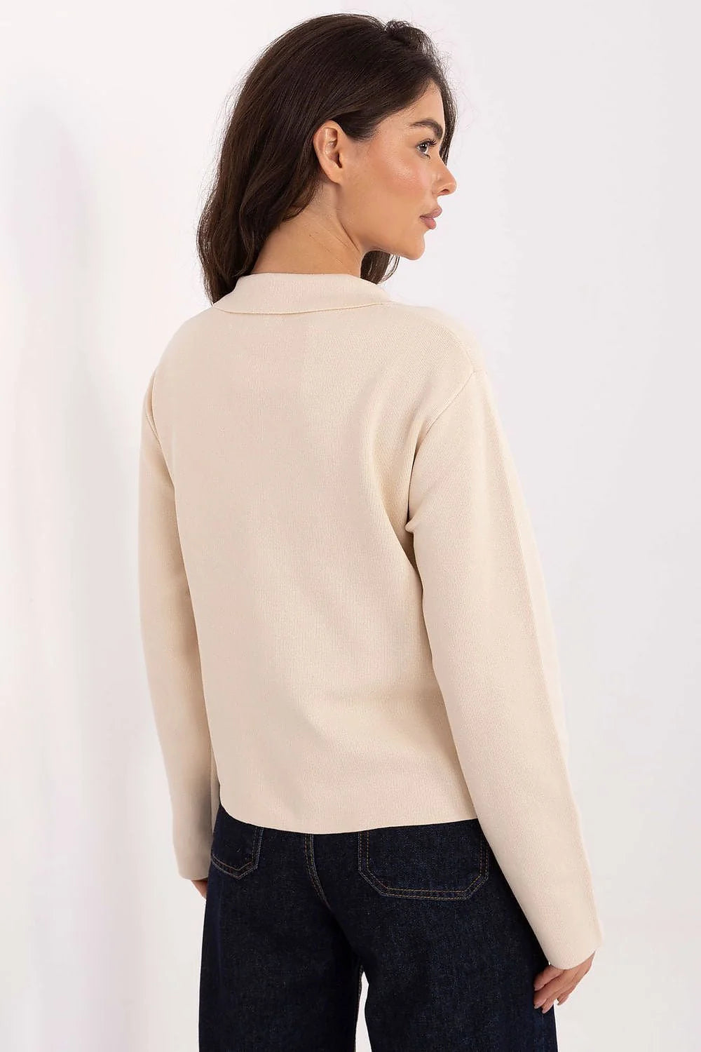 cardigan femme écru maille fine viscose nylon doux col chemisier manches longues coupe courte boutons dorés sculptés minimaliste chic polyvalent