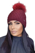 Bonnet Kamea pour femme, mode hiver élégant, laine mohair, pompon fourrure synthétique, couleur bordeaux, coupe ajustée, style casual chic, finitions métalliques
