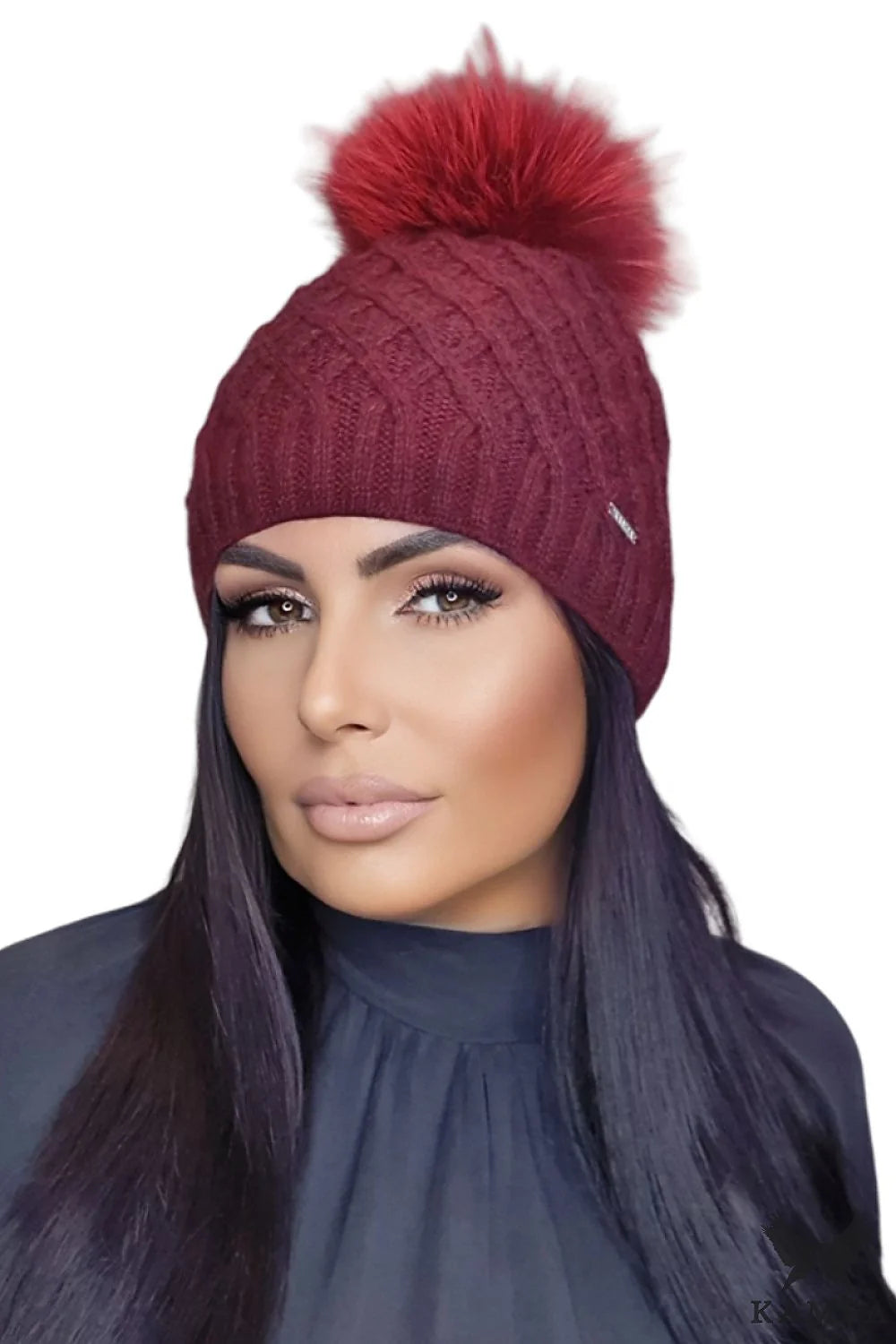 Bonnet Kamea pour femme, mode hiver élégant, laine mohair, pompon fourrure synthétique, couleur bordeaux, coupe ajustée, style casual chic, finitions métalliques