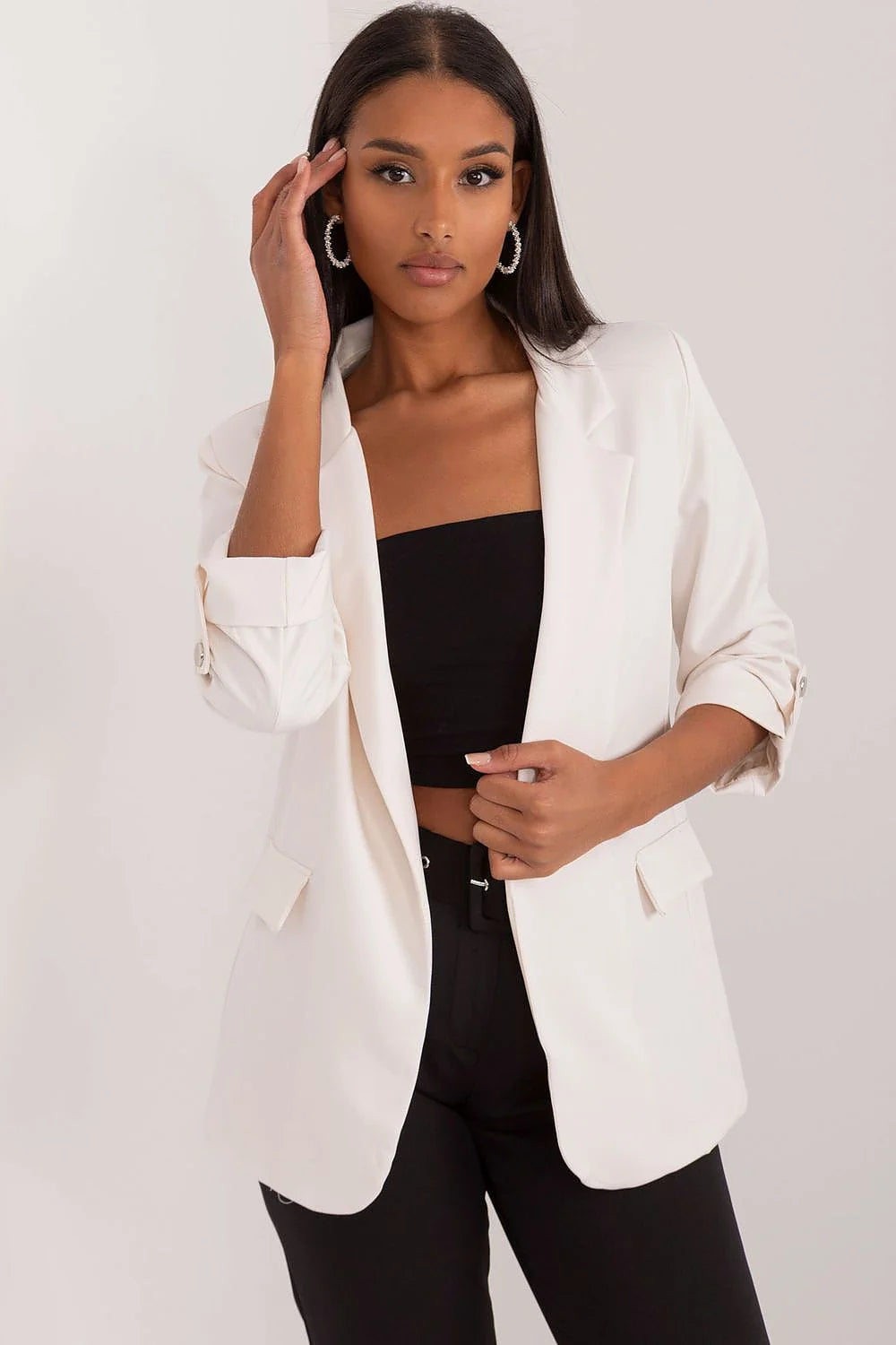 Veste blazer féminine moderne blanche cassée coupe oversize manches 3/4 sans boutons