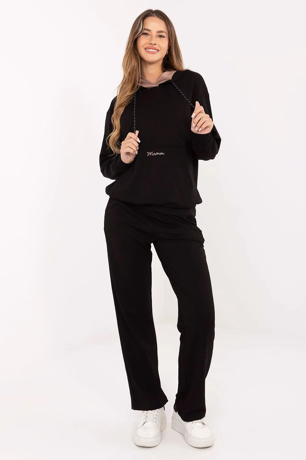 ensemble survêtement femme sweat capuche noir doublure beige cordons contrastés poche kangourou broderie discrète pantalon taille haute jambes droites élastique