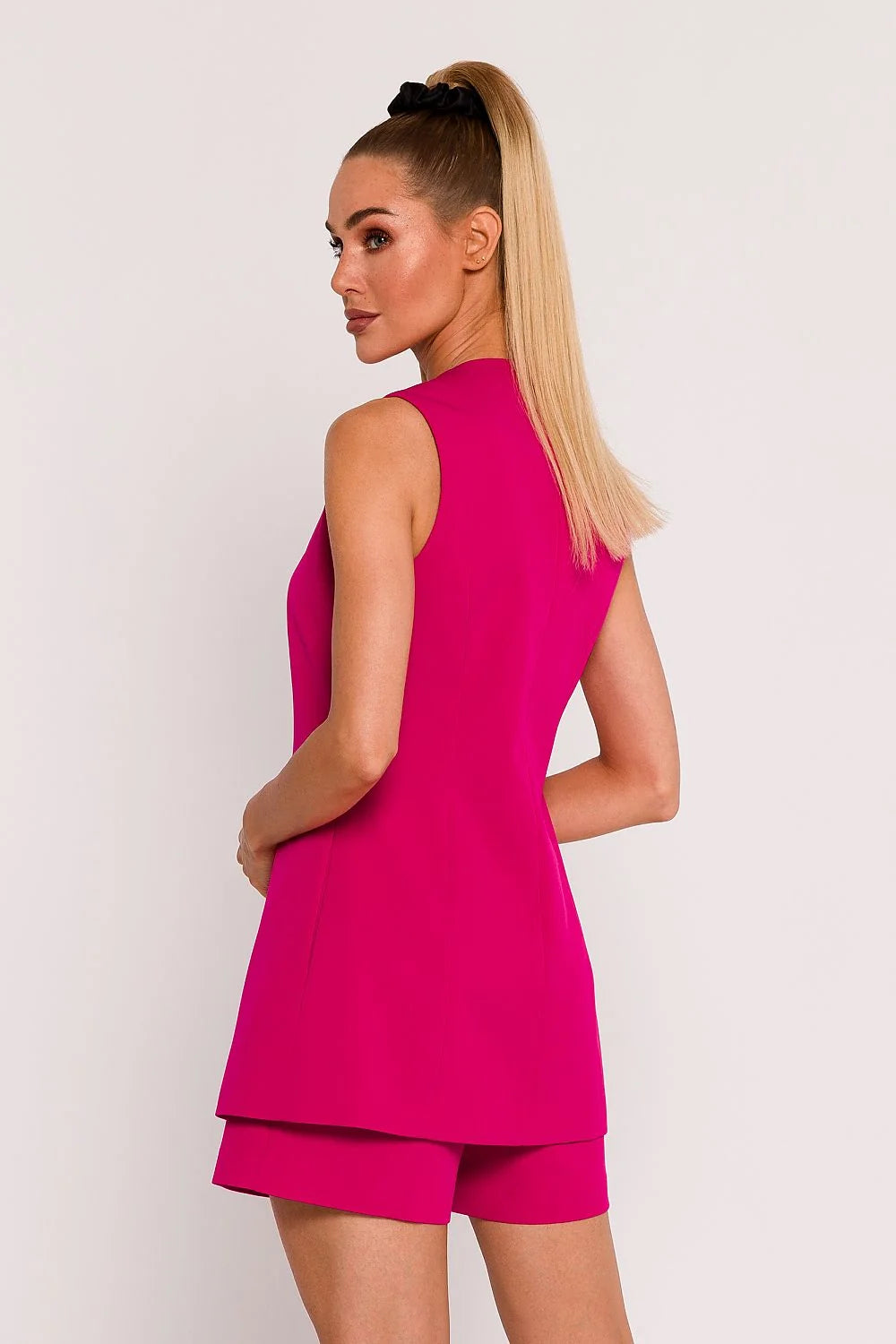 Gilet sans manches et short assorti pour femmes, style élégant et moderne, couleur fuchsia, coupe cintrée, occasion semi-formelle, mode tendance 2023