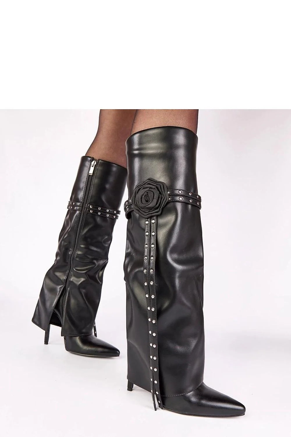cuissardes noires cuir brillant tige haute genou fermeture éclair bout pointu talon aiguille lanières décoratives fleur appliquée rembourrage