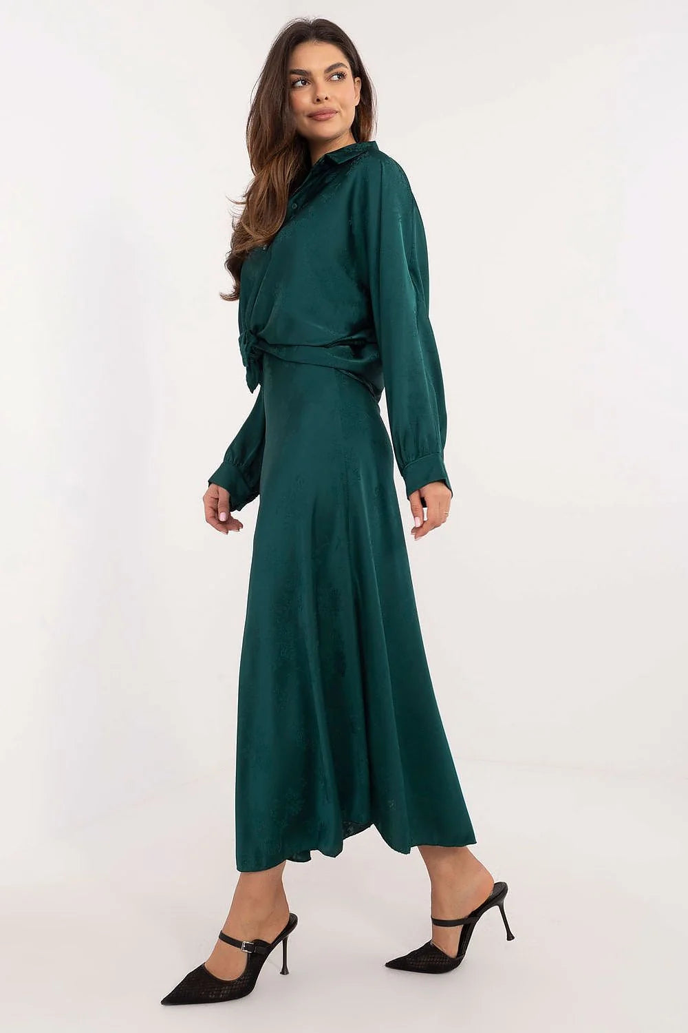 Robe élégante pour femme en vert foncé manches longues nœud à la taille longueur midi satiné occasionnels