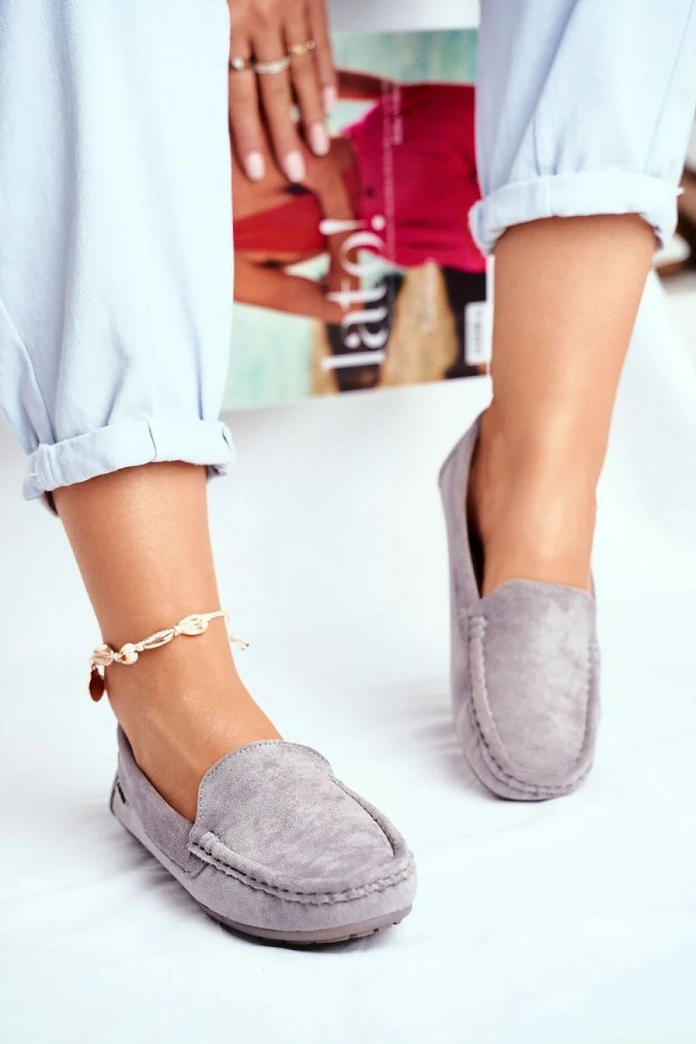 mocassins femme daim bleu gris veloutés élégants intemporels confortables slipon bout arrondi surpiqûres semelle caoutchouc bijoux cheville dorés