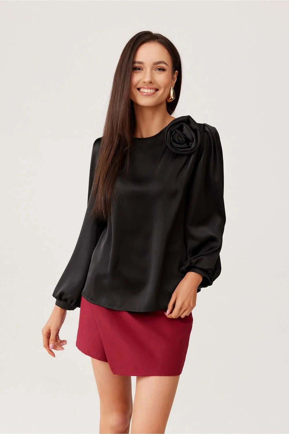 chemisier soie noire satinée manches bouffantes rose décorative épaule coupe droite fluide jupe bordeaux portefeuille courte asymétrique ajustée glamour