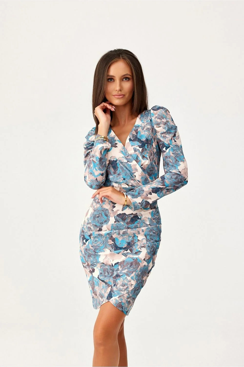 Robe féminine élégante imprimée floral bleu gris blanc manches longues bouffantes encolure V profonde ajustée