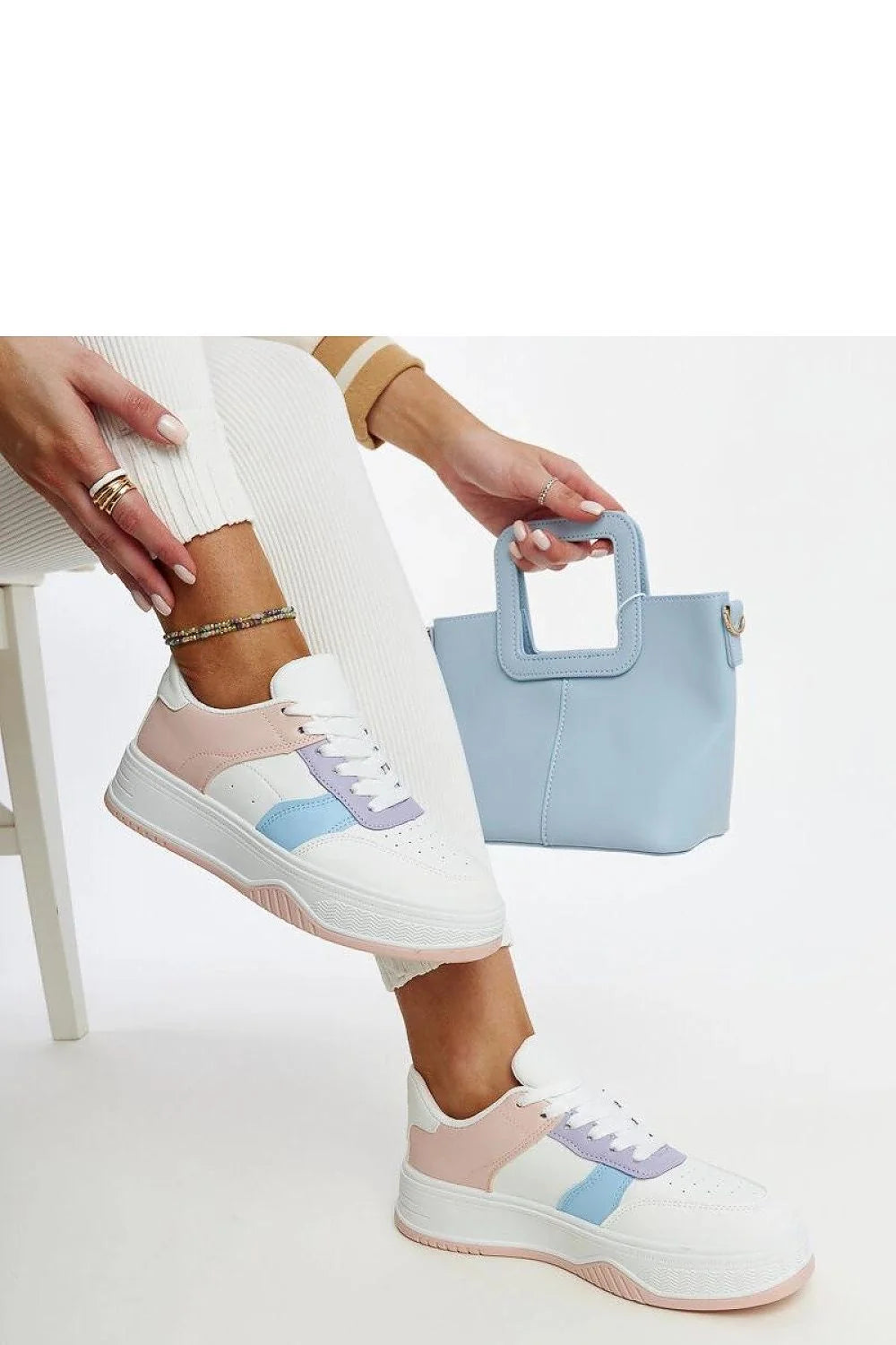 sneakers femme blanches similicuir pastel rose lilas bleu ciel semelle plateforme épaisse perforée respirante lacets rembourrée cheville antidérapante rétro confortable