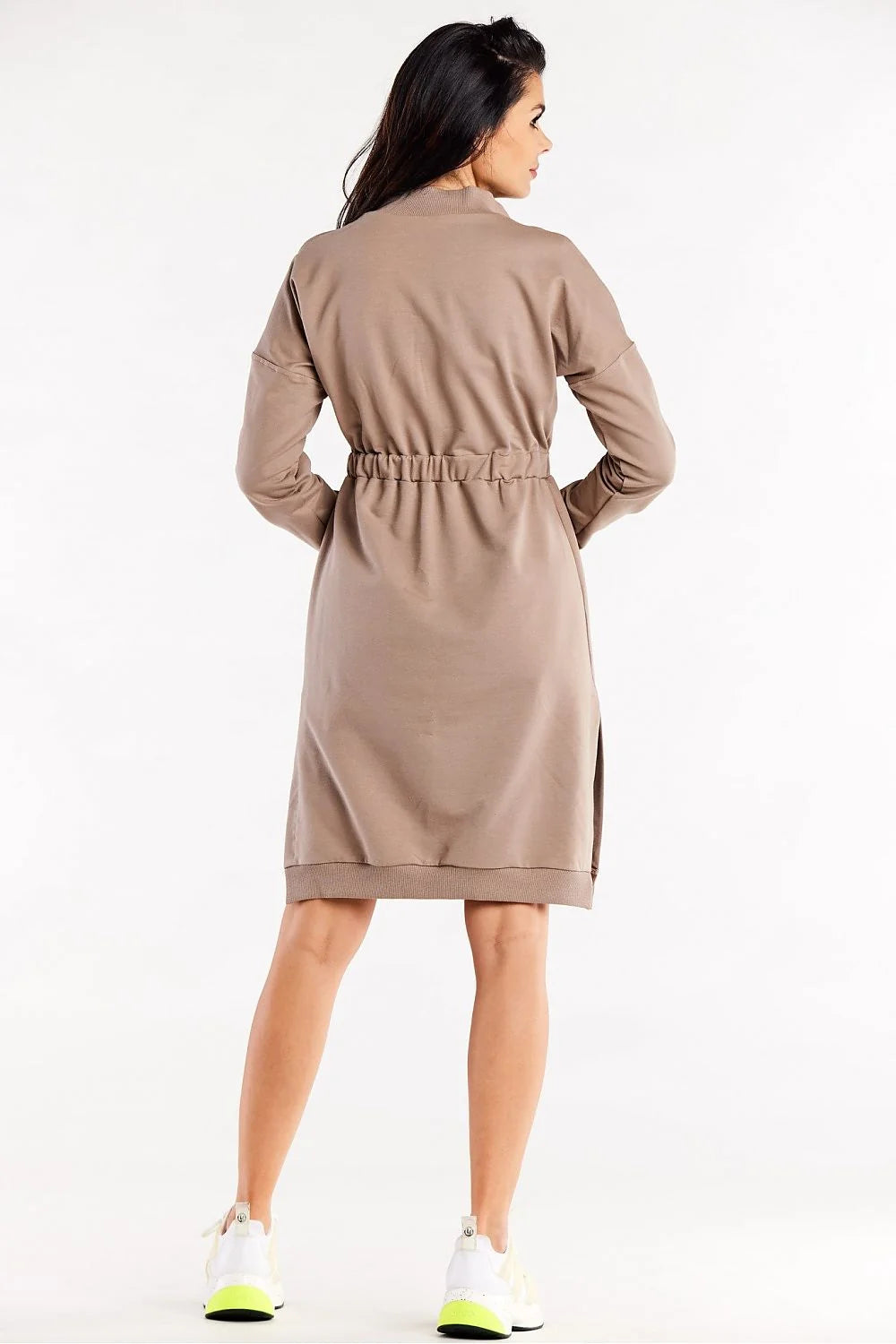 robe sweat mi longue sport chic taupe col montant zippé manches longues taille élastiquée coupe droite fentes latérales