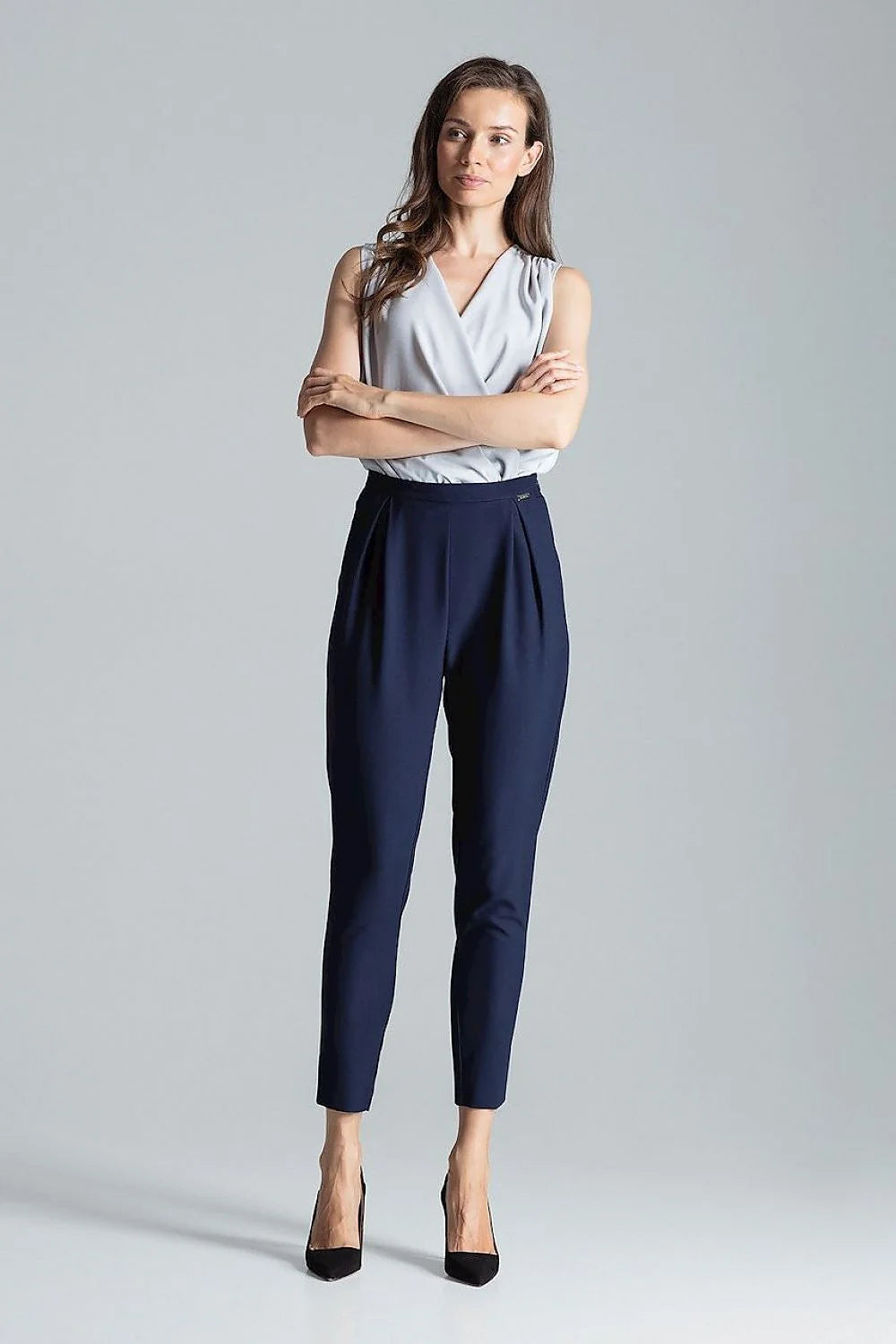 Pantalon taille haute rouge vif en coton élégant ajusté avec ceinture intégrée pour femme moderne